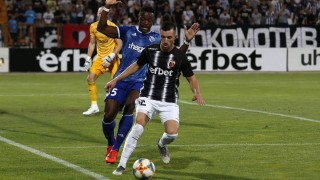 Нападателят на Локомотив Пловдив Ален Ожболт се подигра с градския