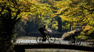 Почти тихо и топло за сезона, на места с мъгли