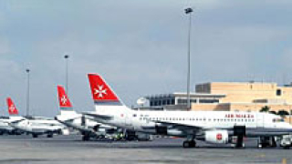 На летище „Шарл де Гол” кацащ самолет излезе от пистата