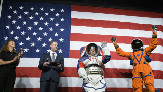 НАСА разкри два нови космически костюма които ще бъдат носени