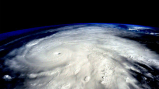 Ураганът „Патрисия" отслабна до втора категория с вятър от 155 км/ч