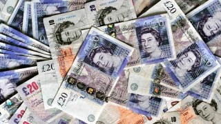 Бързата подготовка за твърд Брекзит и рушащата се икономика притиснаха