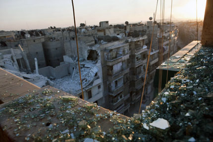 Сирийски бунтовници показаха отломки от касетъчна бомба, с която са обстрелвани