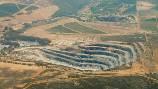 Десетки миньори на злато останаха блокирани под земята след като