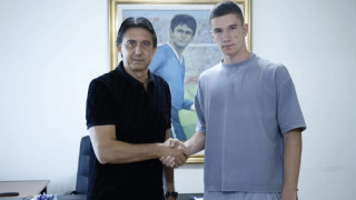 Юношата на Левски Стивън Стоянчов подписа професионален договор с родния