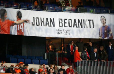 Франция не пожали Холандия, футболният свят замлъкна в памет на своя гений