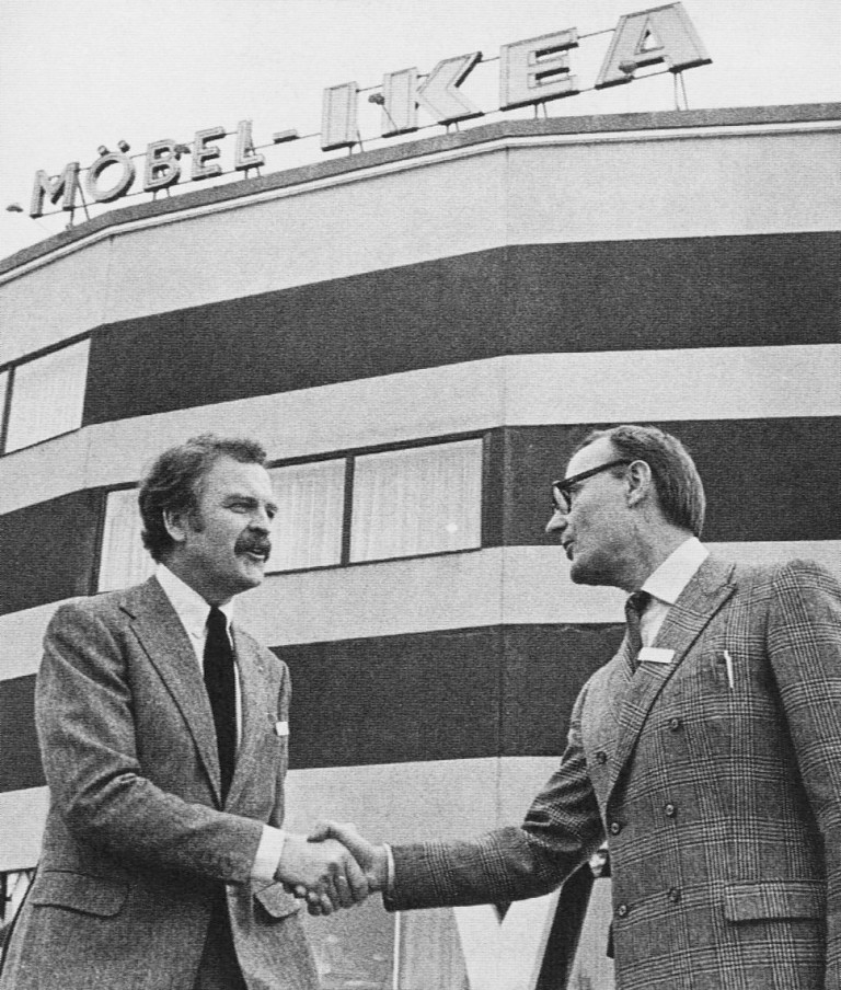 Компрад с първия мениджър на магазините Ikea Ханс Акс през 1963 година