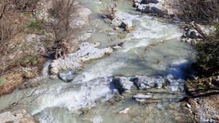 Водите на река Маданска побеляха съобщава БНР Причината е скъсана дига