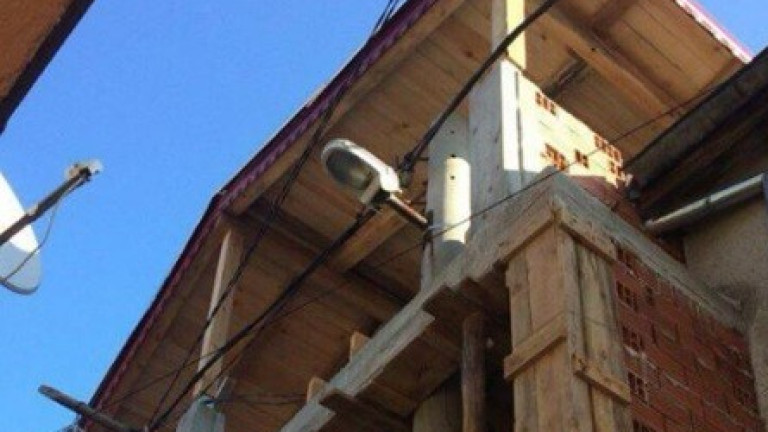 В Пловдив разрушават къщата с вградения електрически стълб