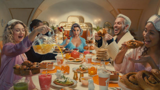 Takeaway com дава на феновете си и тези на Кейти Пери