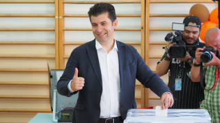Бившият премиер и настоящ съпредседател на ПП ДБ Кирил Петков гласува