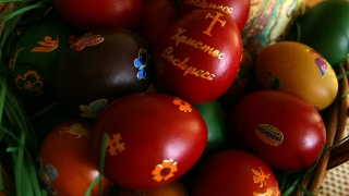 Омбудсманът Мая Манолова и 250 деца боядисваха яйца на пл