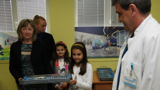 Деца от Троян дариха хирургични инструменти на "Пирогов"
