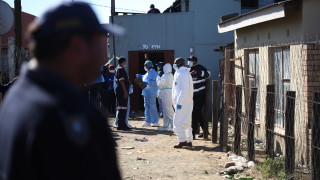 Южноафриканската полиция разследва смъртта на най малко 20 души в нощен
