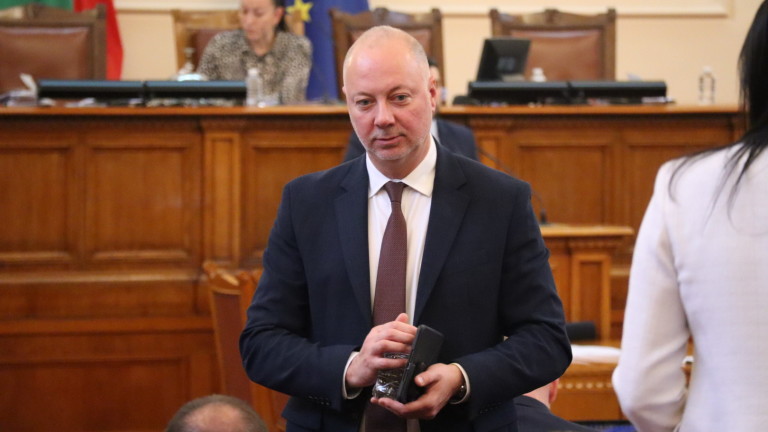 Като силен политически играч Борисов залага на партийно необременени лица в кабинета Габровски