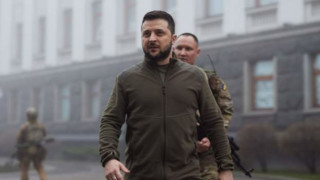 Зеленски: Русия изпраща десетки хиляди войници и колосална военна техника в Украйна