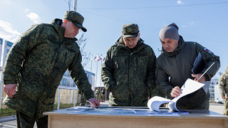 Шойгу разгледа руското строителство в Мариупол