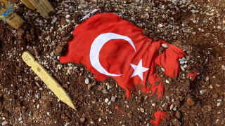 Оцелели от труса в Турция претърсват руините за своите ценности