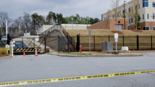 Автомобил се заби в контролно пропускателния пункт пред централата на Федералното