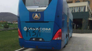 Фенове нашариха с нецензурни надписи автобуса на Левски в Пловдив