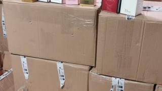 Митничари в Бургас иззеха недекларирани 1950 парфюма на световни марки