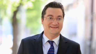 Крум Зарков подпечата президентския указ за промените в НПК
