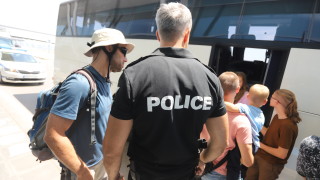 70 те руски дипломати служители на посолството и техните семейства експулсирани