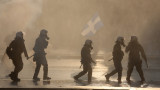  Сълзотворен газ и водни оръдия против антиваксъри в Атина 