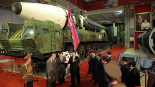 Стоейки до най големите ракети на Северна Корея комунистическият вожд Ким