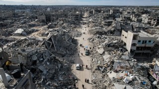 Израелски въздушен удар срещу училище в Газа в което живеят