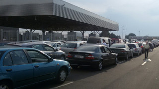 Опашки от автомобили се извиха на ГКПП Калотина съобщава БНТ Причина