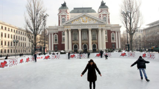 Ледена пързалка очаква гости пред Народния театър 