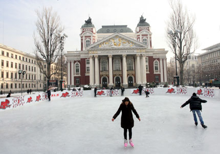 Ледена пързалка очаква гости пред Народния театър 
