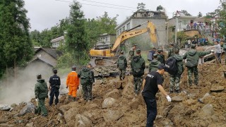 При две свлачища в отдалечени селски райони в Китай са