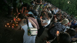 Столичани почетоха със свещи убитата Яна