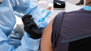 здравни регулатори съобщиха в събота че са разрешили ваксината от