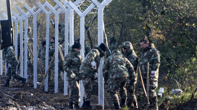 Македонската армия разпъва бодлива тел по границата с Гърция