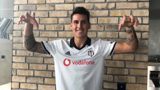 Турският Бешикташ се подсили с чилийския национал Енцо Роко Централният