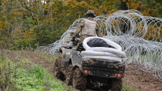 Латвия спира отпуските и засилва охраната по границата си с Беларус