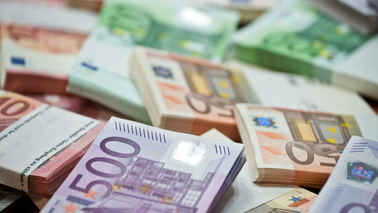 Курсът на еврото напоследък се изравни с долара (с леки