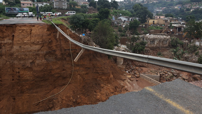 Броят на жертвите от наводненията в южноафриканската провинция Квазулу-Натал нарасна