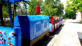 Вандали извадиха от релсите два вагона от детското атракционно влакче