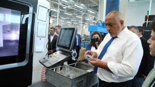 Борисов се хвали с новите заводи като плодовете на плана "Юнкер" 