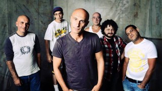 Както самите музиканти така и стилът им трудно може да