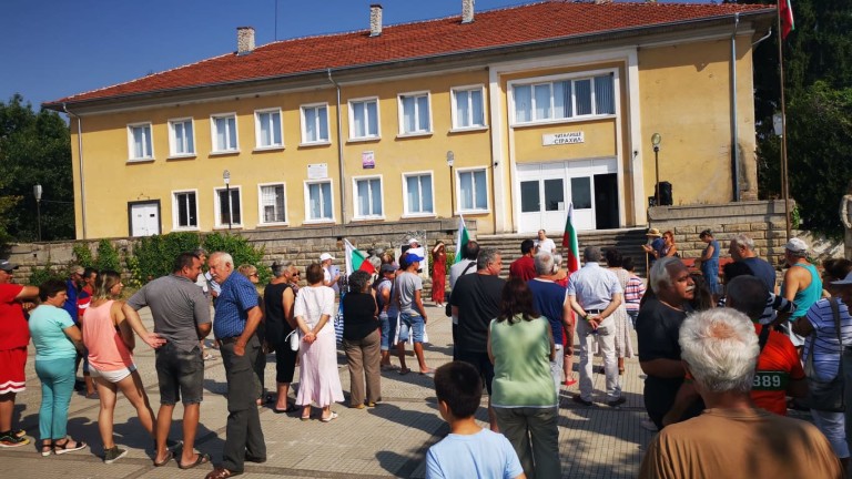 Жители на с. Кръстевич излязоха на мирен протест в центъра
