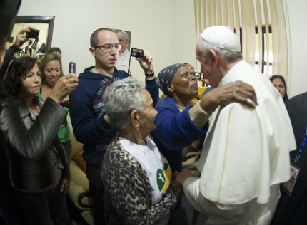 Папа Франциск прегърна и утеши най-бедните жители на Рио