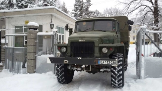 С роторни снегорини военни продължават да отварят пътища 