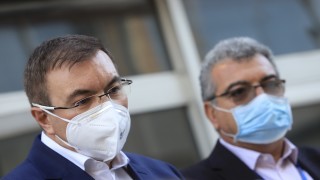 Ангелов: Легла и апарати ще намерим, хора трудно