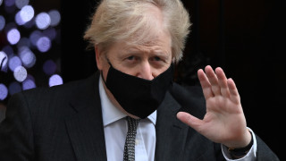 Джонсън: Одобрението на ваксината на Оксфорд е триумф за британската наука