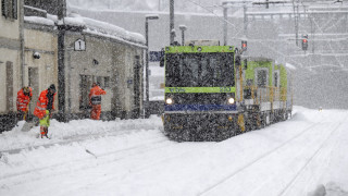 Влак е дерайлирал в района на Швейцарските Алпи заради паднала